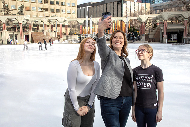 Ganley takes a selfie with two girls at Olympic Plaza